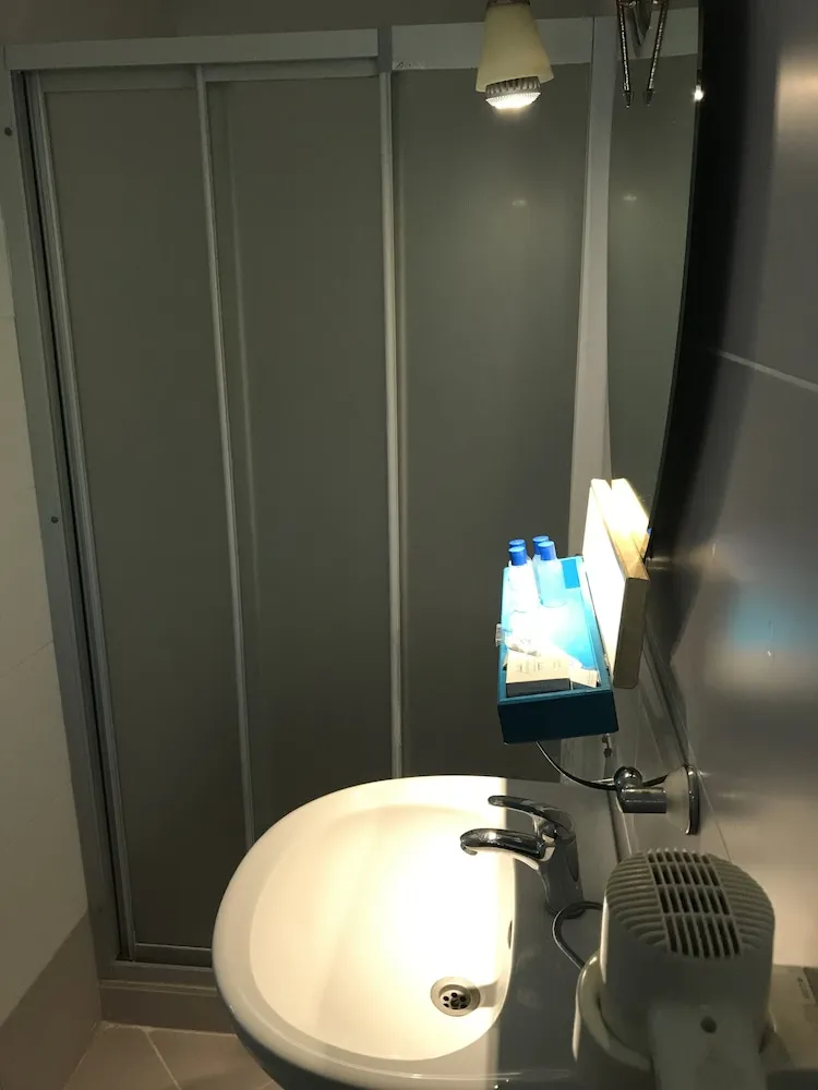 Basic Tek Büyük Yataklı Oda
