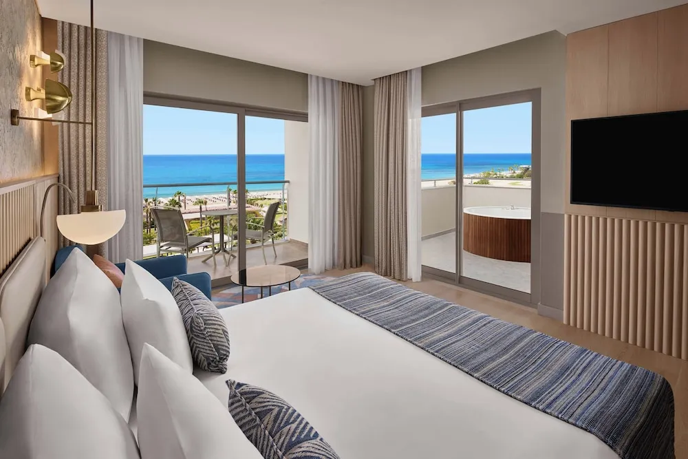 Deluxe Oda, Sıcak Su Küveti, Deniz Manzaralı (Jetted Tub on Terrace, Mixed Section)