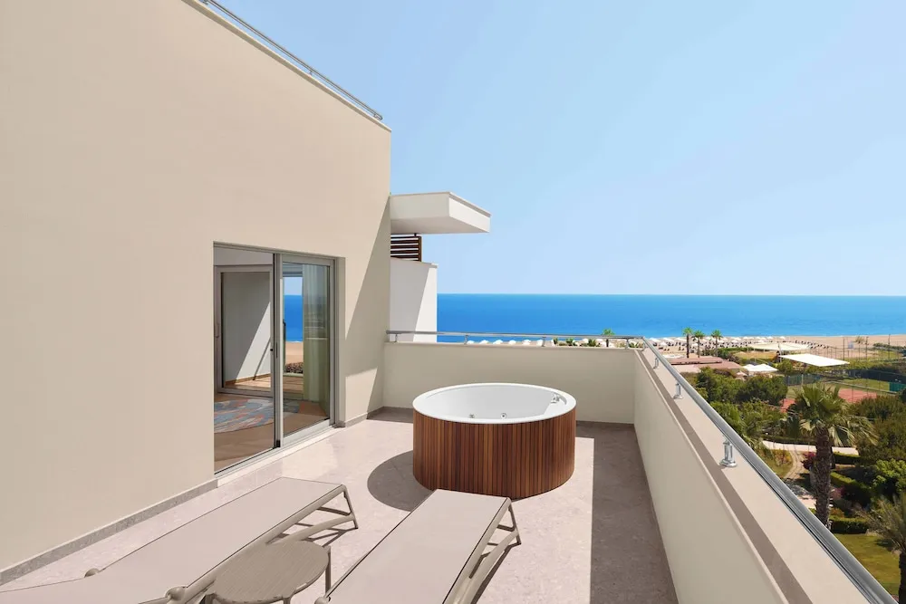 Deluxe Oda, Sıcak Su Küveti, Deniz Manzaralı (Jetted Tub on Terrace, Mixed Section)