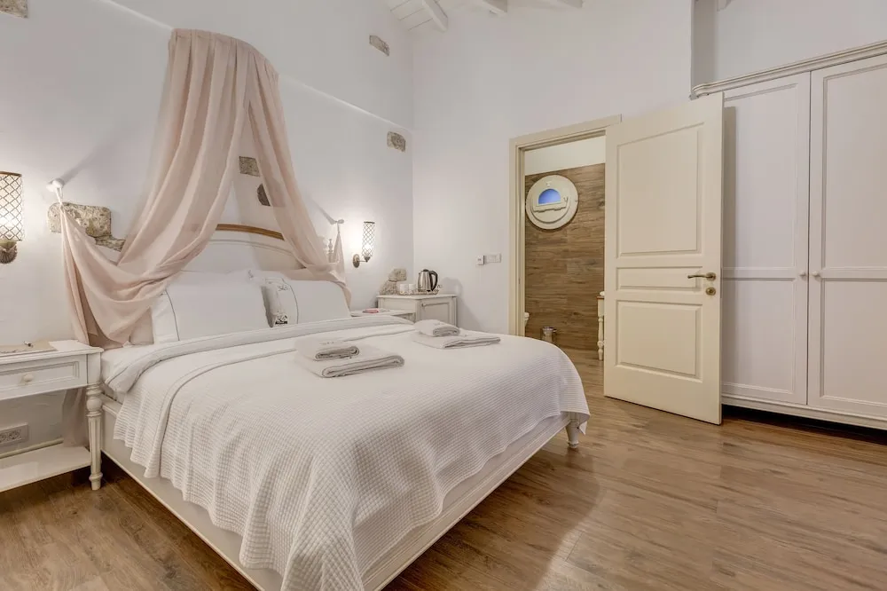 Tek Büyük Yataklı Oda, Balkon, Havuz Manzaralı