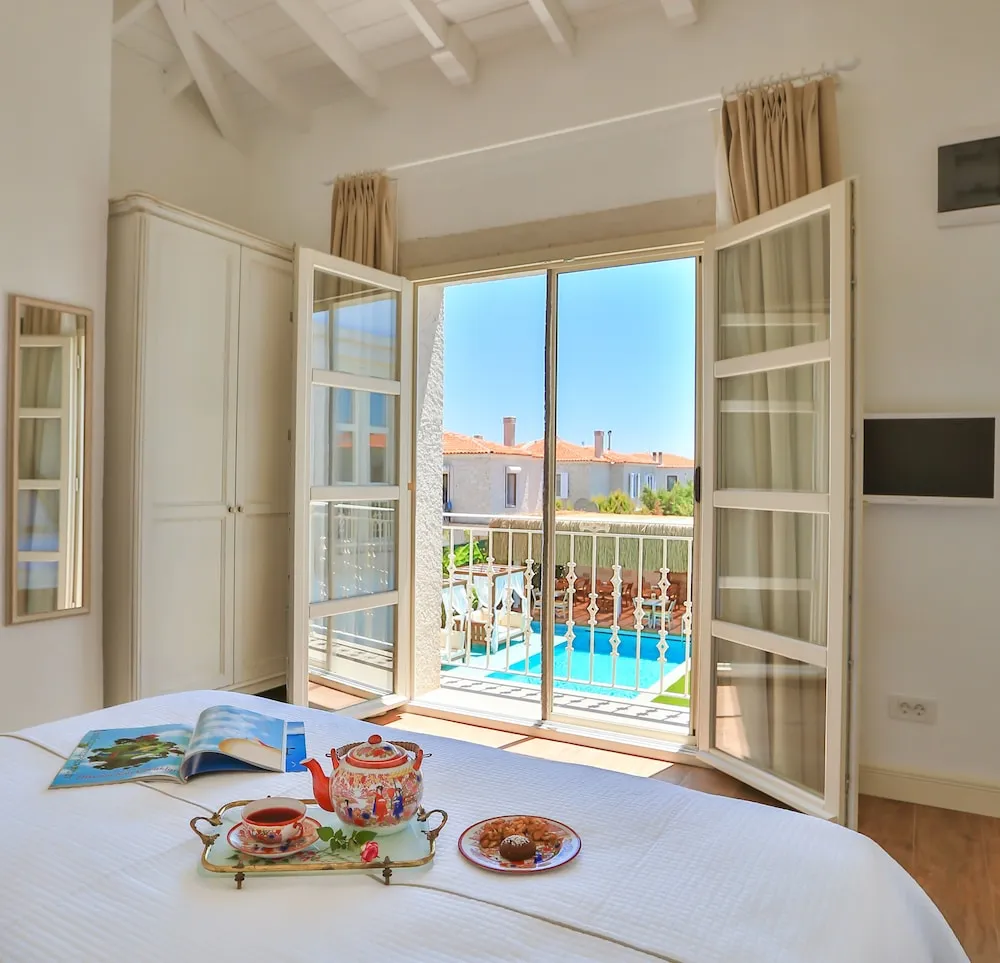 Tek Büyük Yataklı Oda, Balkon, Havuz Manzaralı