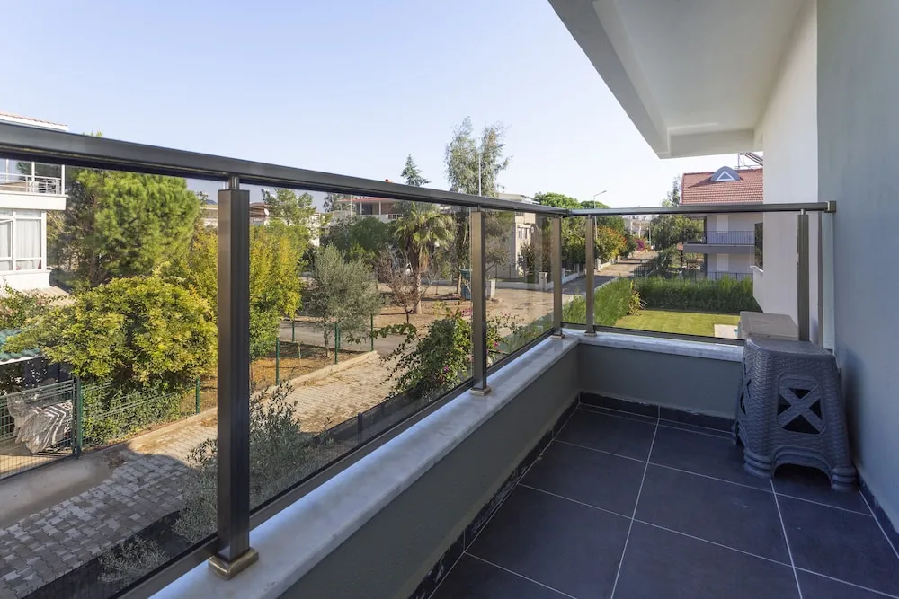 Amado - Duplex 2 Bed Apartment with Pool View and 2 Showers