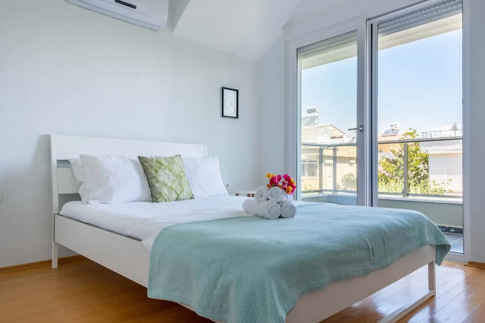 Amado - Duplex 2 Bed Apartment with Pool View and 2 Showers