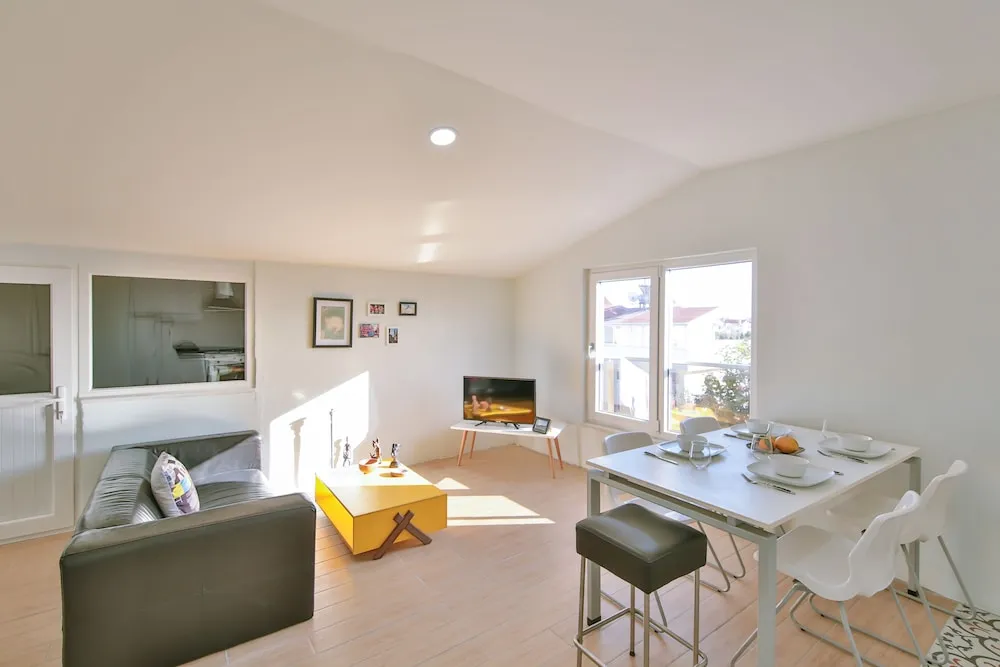 Amado - Duplex 2 Bed Apartment with Pool View and 2 Showers