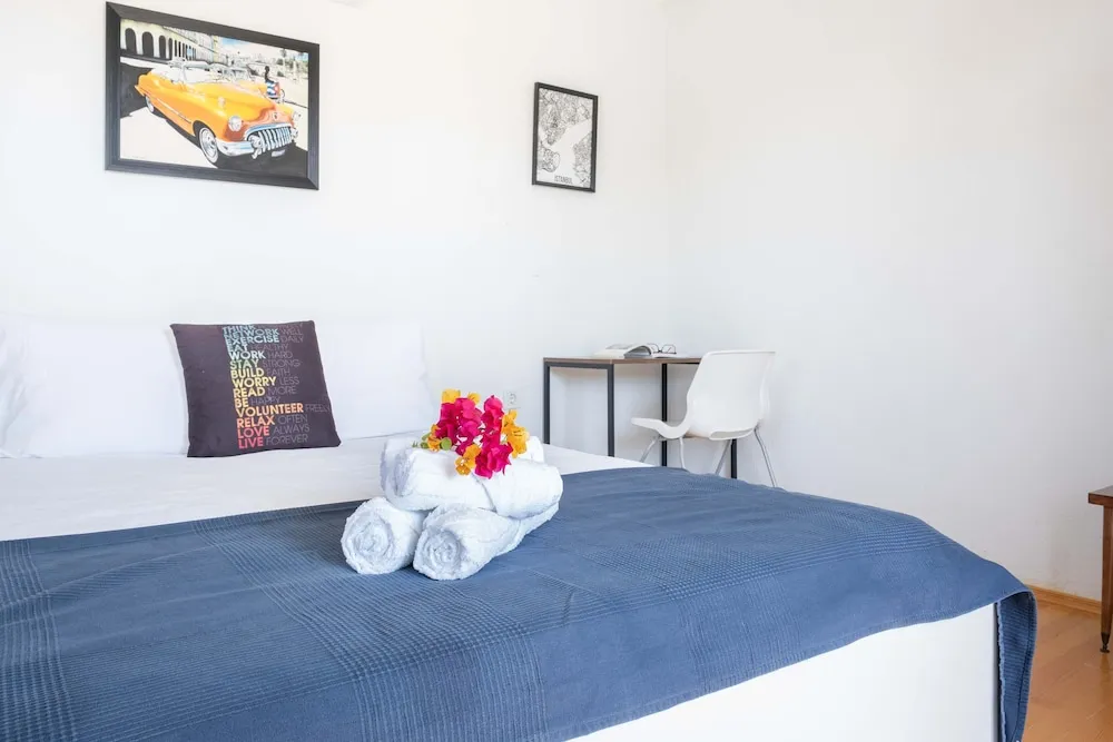 Amado - Duplex 2 Bed Apartment with Pool View and 2 Showers