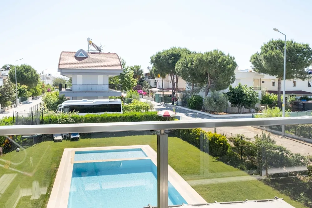 Amado - Duplex 2 Bed Apartment with Pool View and 2 Showers