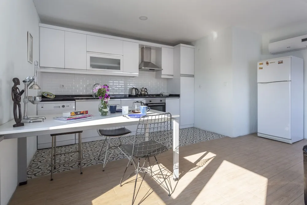 Amado - Duplex 2 Bed Apartment with Pool View and 2 Showers