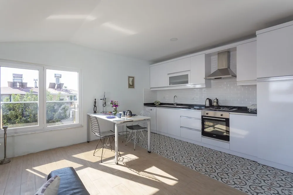 Amado - Duplex 2 Bed Apartment with Pool View and 2 Showers