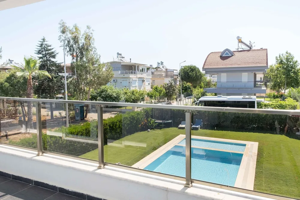 Amado - Duplex 2 Bed Apartment with Pool View and 2 Showers