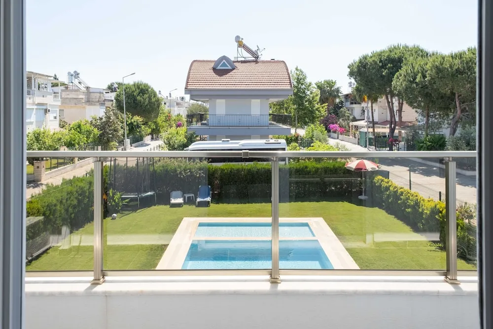 Amado - Duplex 2 Bed Apartment with Pool View and 2 Showers