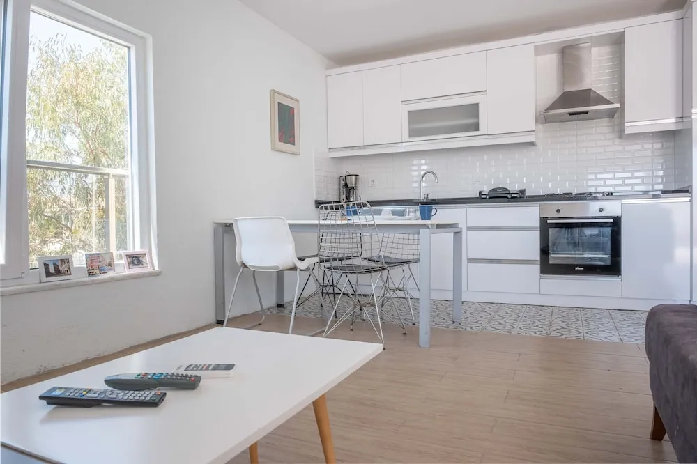 Amado - Duplex 2 Bed Apartment with Pool View and 2 Showers