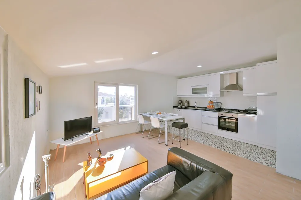 Amado - Duplex 2 Bed Apartment with Pool View and 2 Showers