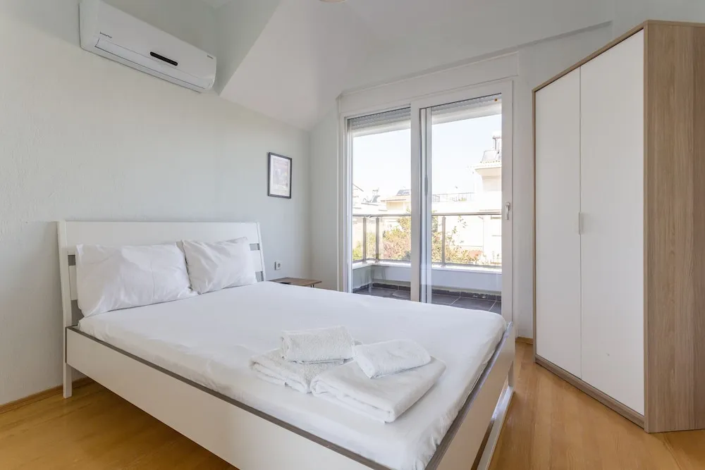 Amado - Duplex 2 Bed Apartment with Pool View and 2 Showers