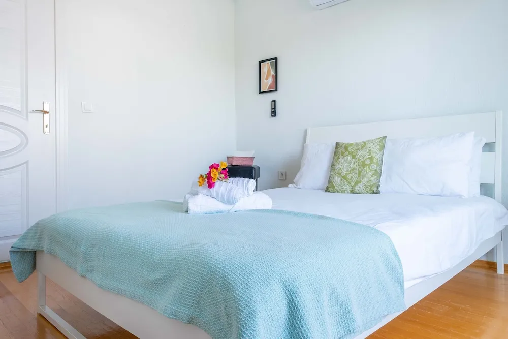 Amado - Duplex 2 Bed Apartment with Pool View and 2 Showers