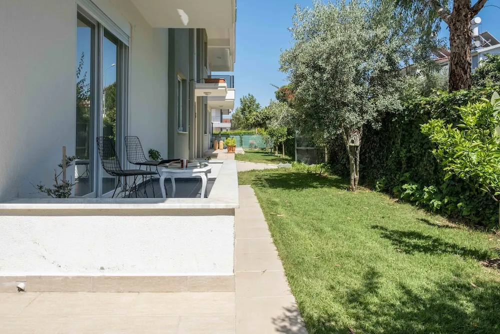 Luna - 2 Bed with Private Garden by the Pool