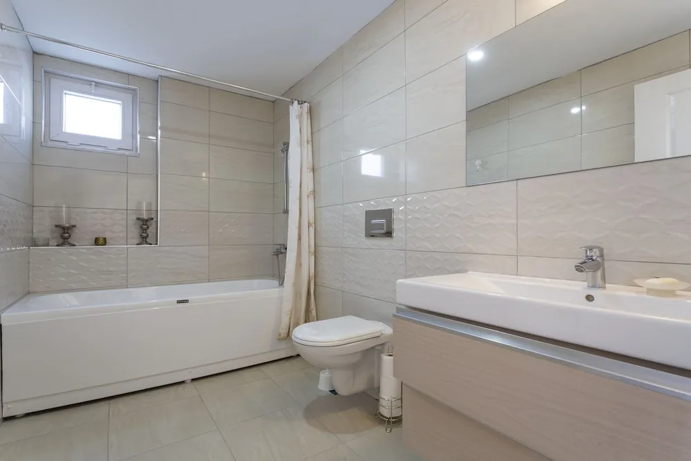 Luna - 2 Bed with Private Garden by the Pool