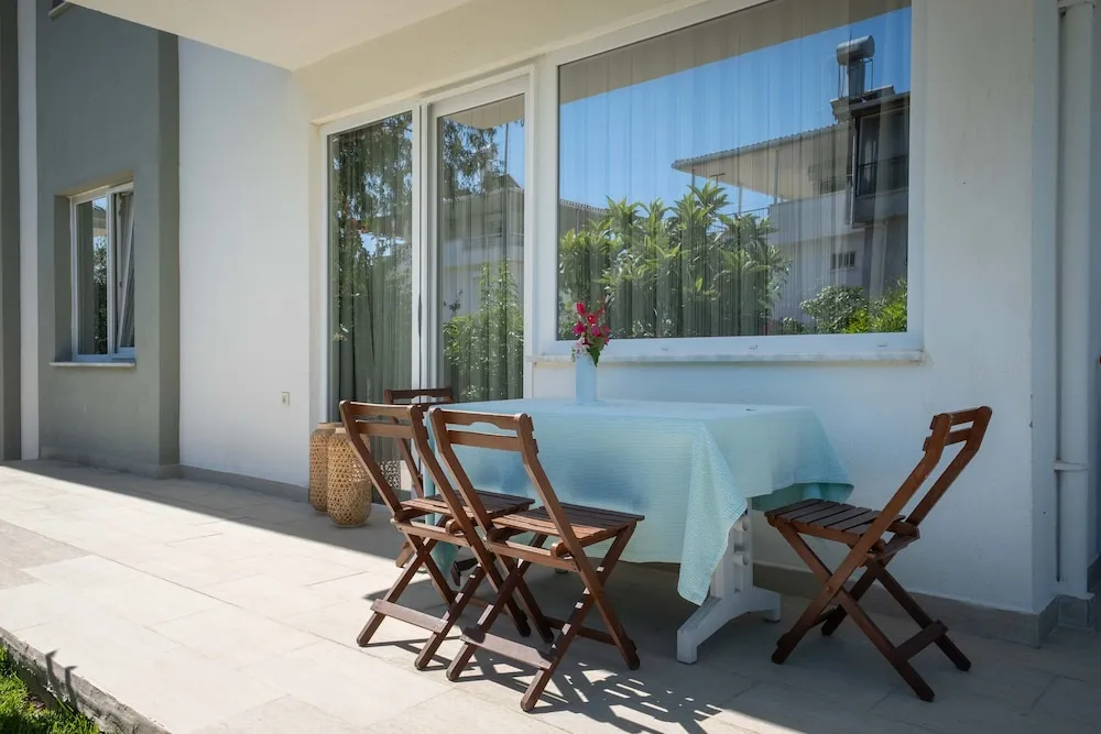 Luna - 2 Bed with Private Garden by the Pool