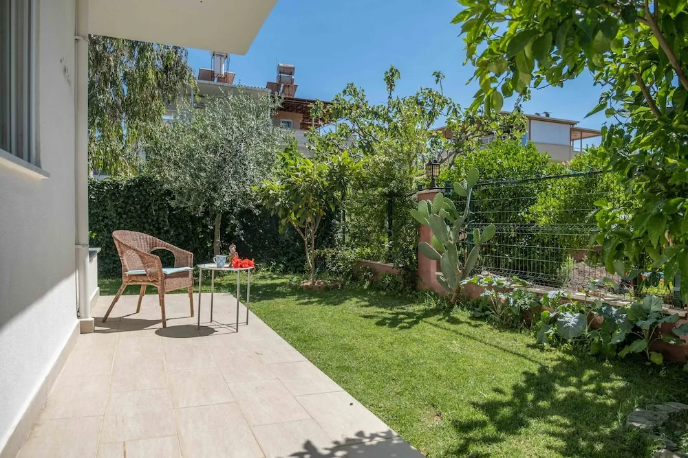Luna - 2 Bed with Private Garden by the Pool