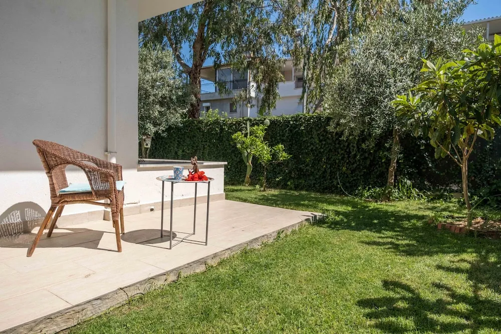 Luna - 2 Bed with Private Garden by the Pool