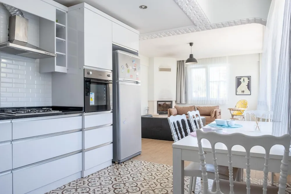 Luna - 2 Bed with Private Garden by the Pool