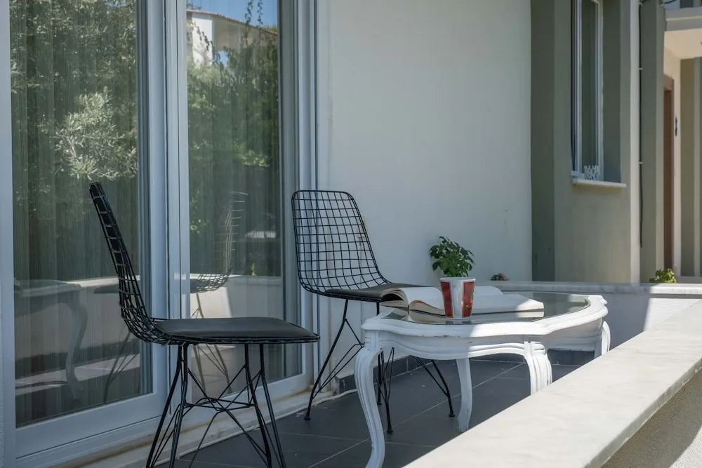 Luna - 2 Bed with Private Garden by the Pool