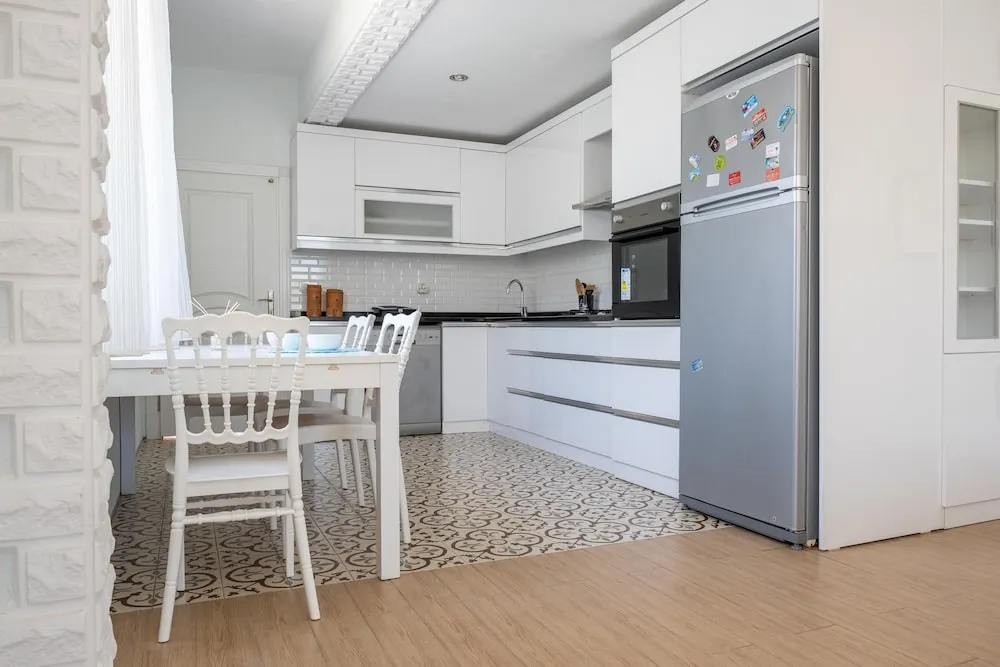 Luna - 2 Bed with Private Garden by the Pool