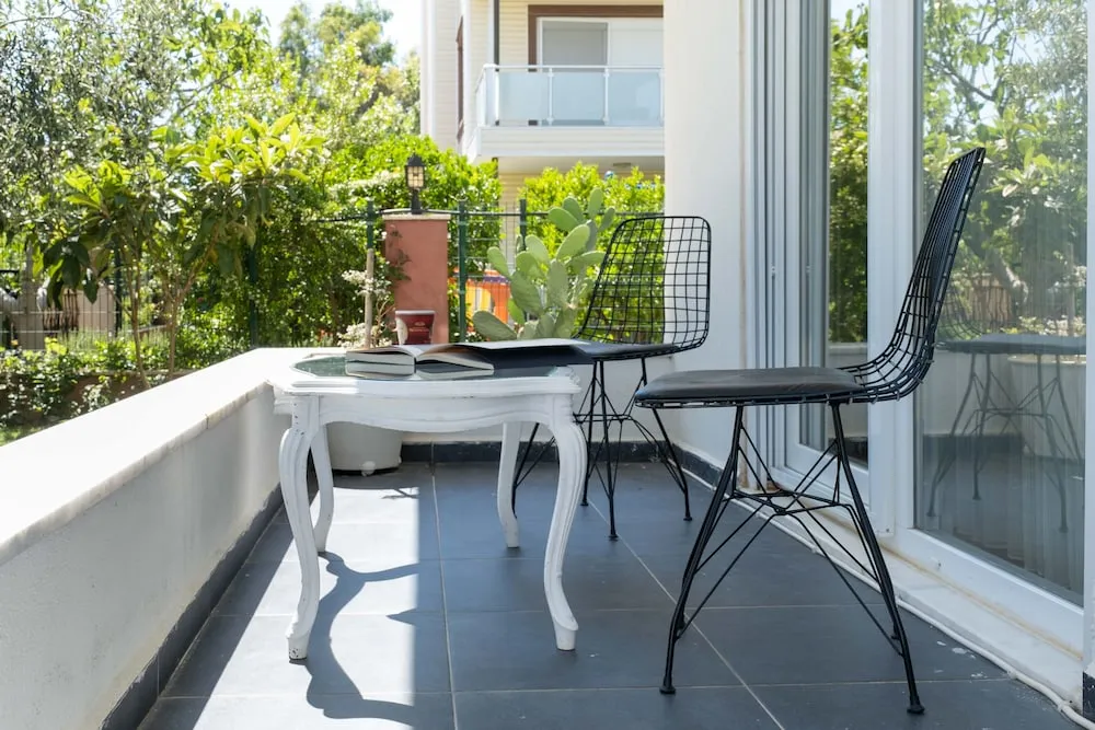 Luna - 2 Bed with Private Garden by the Pool
