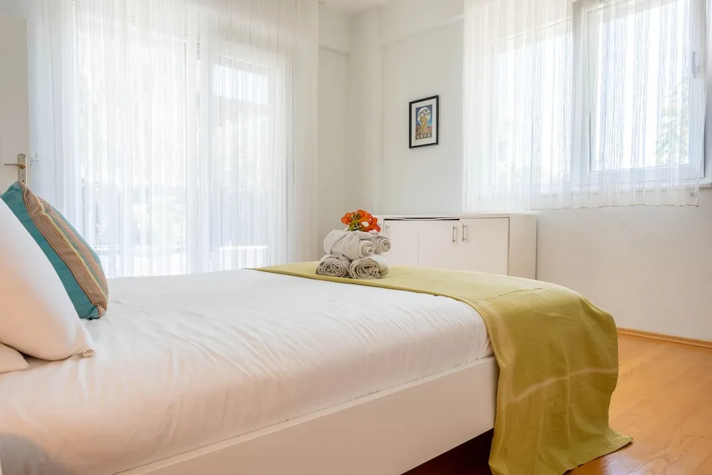 Luna - 2 Bed with Private Garden by the Pool