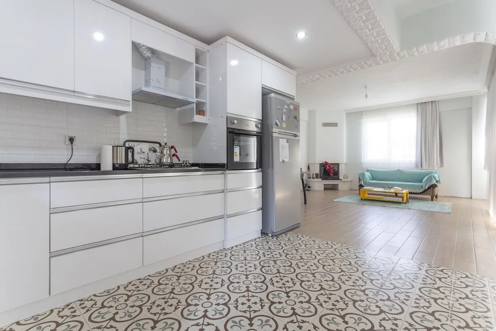 Luna - 2 Bed with Private Garden by the Pool
