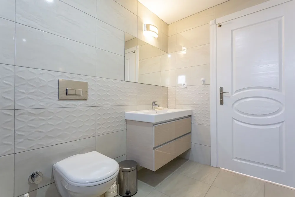 Luna - 2 Bed with Private Garden by the Pool