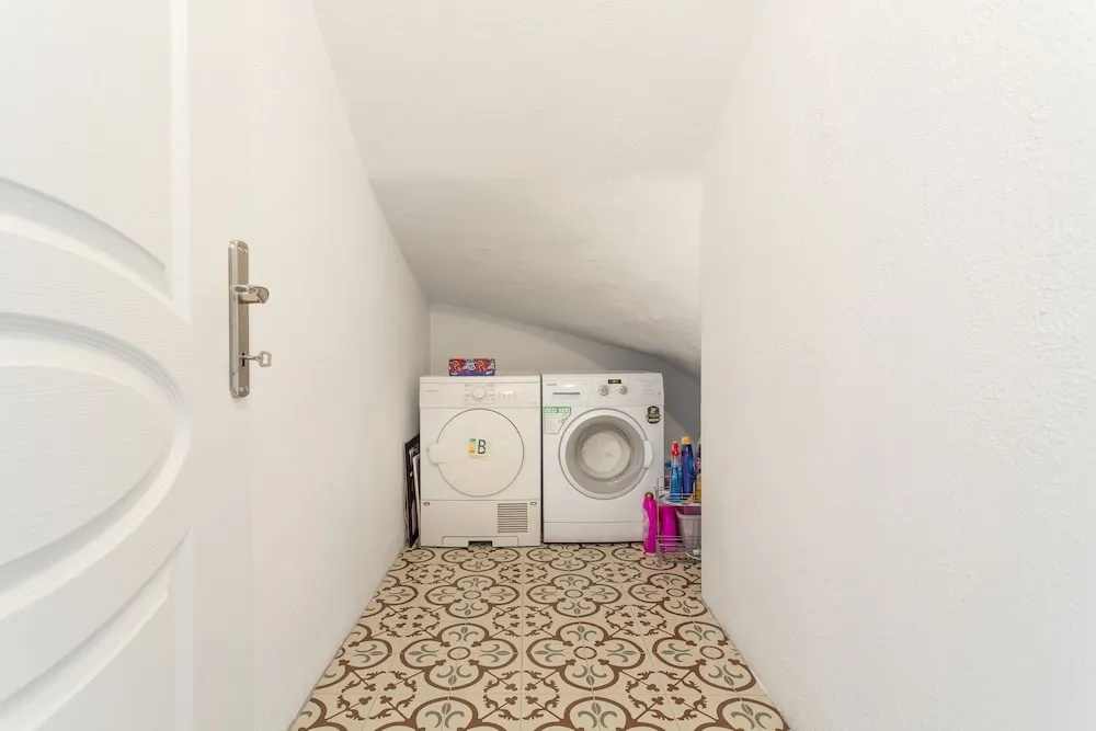 Luna - 2 Bed with Private Garden by the Pool