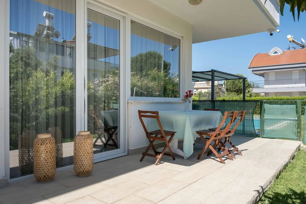 Luna - 2 Bed with Private Garden by the Pool