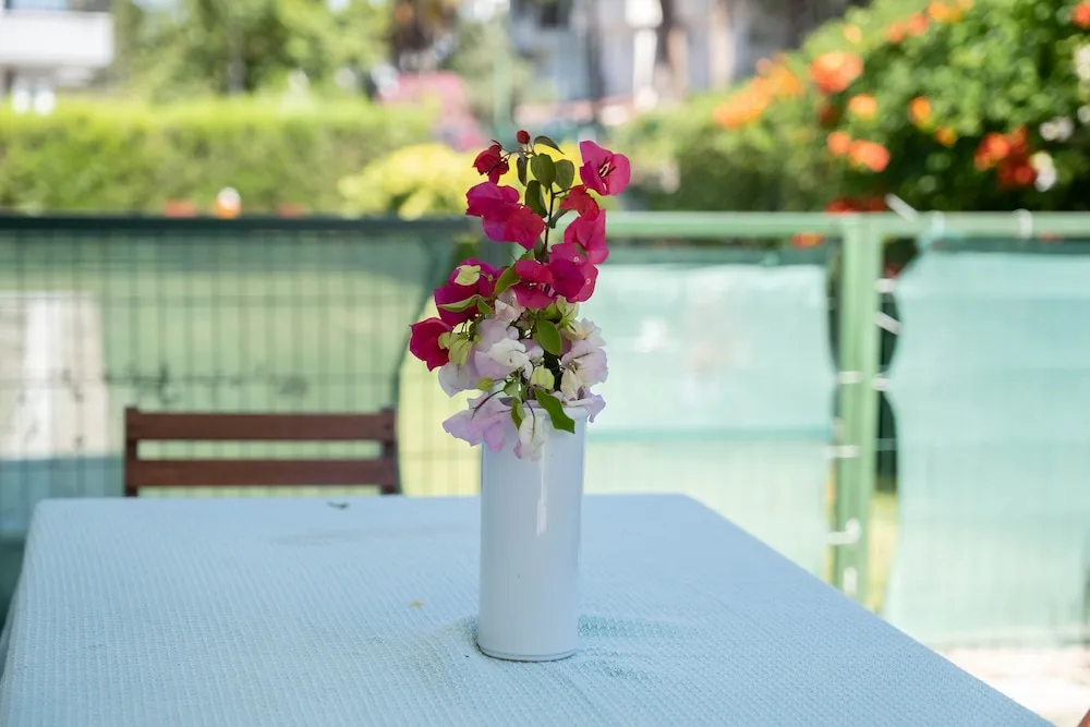 Luna - 2 Bed with Private Garden by the Pool