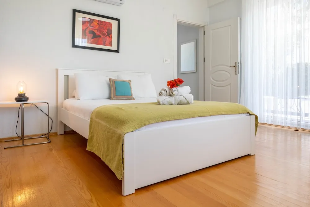 Luna - 2 Bed with Private Garden by the Pool