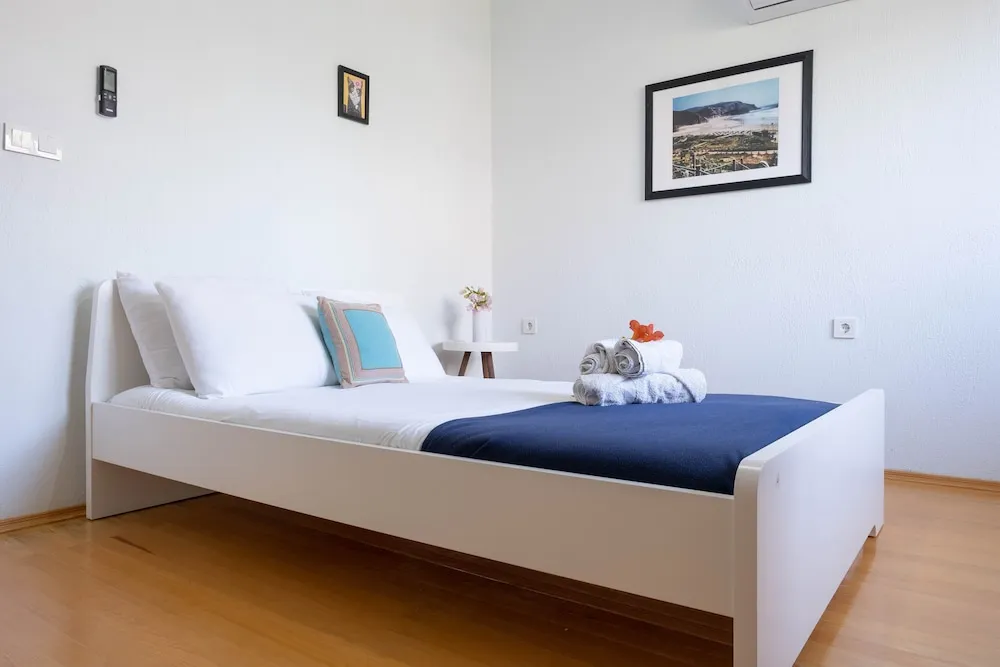 Luna - 2 Bed with Private Garden by the Pool