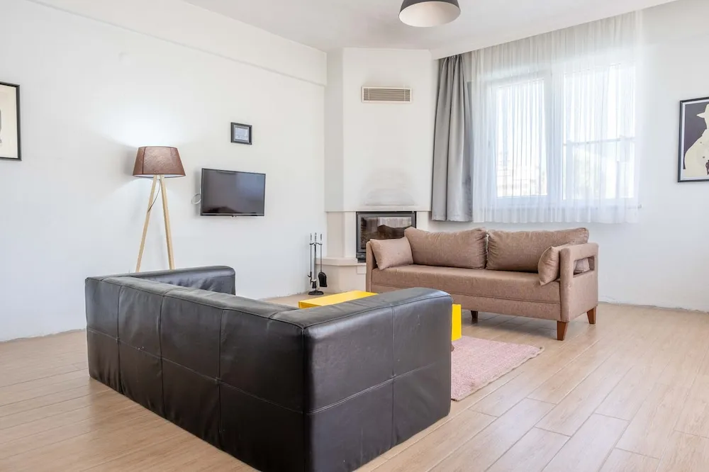 Luna - 2 Bed with Private Garden by the Pool