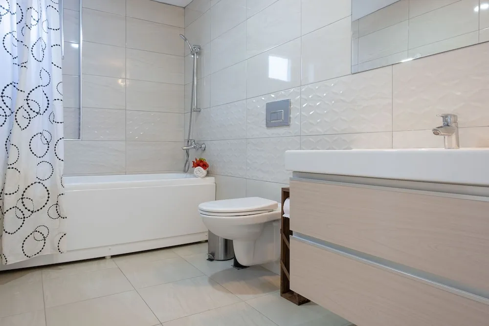 Luna - 2 Bed with Private Garden by the Pool