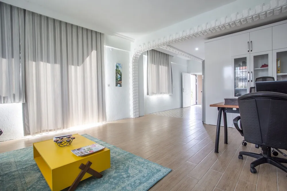 Luna - 2 Bed with Private Garden by the Pool