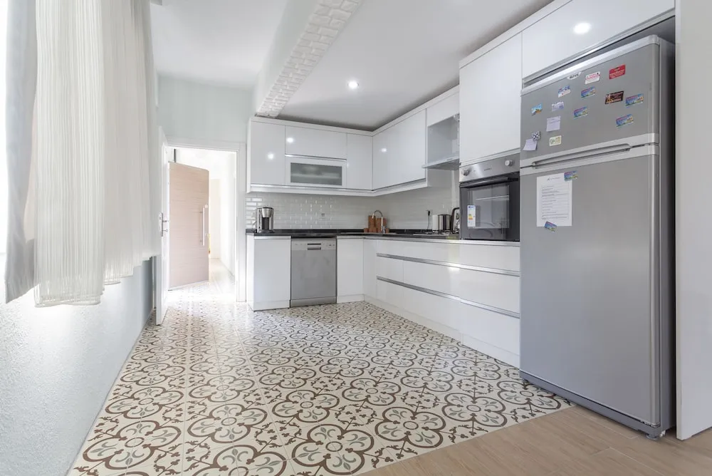 Luna - 2 Bed with Private Garden by the Pool