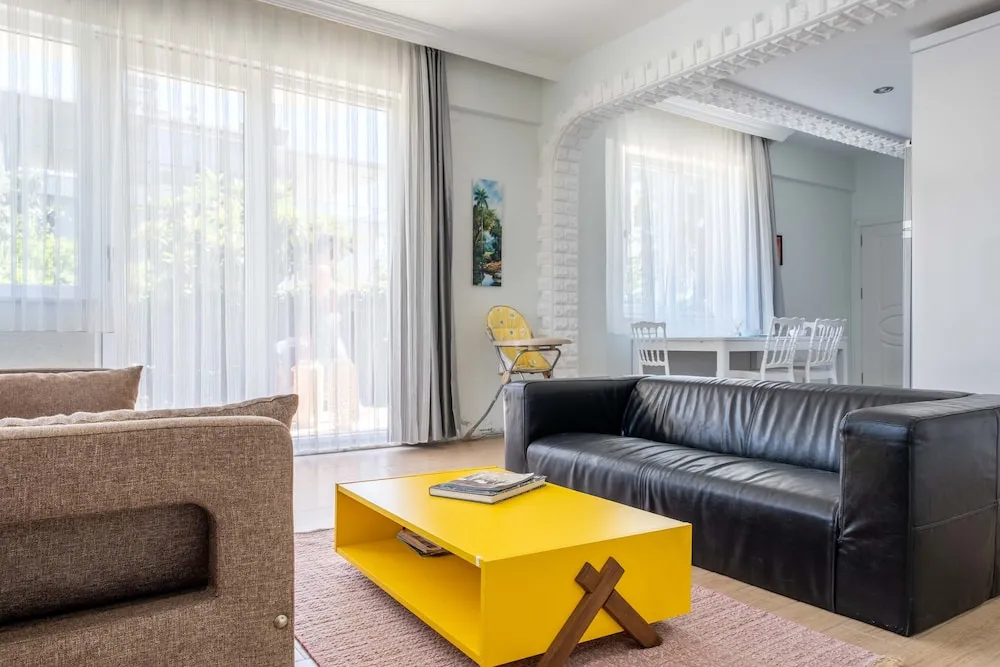 Luna - 2 Bed with Private Garden by the Pool