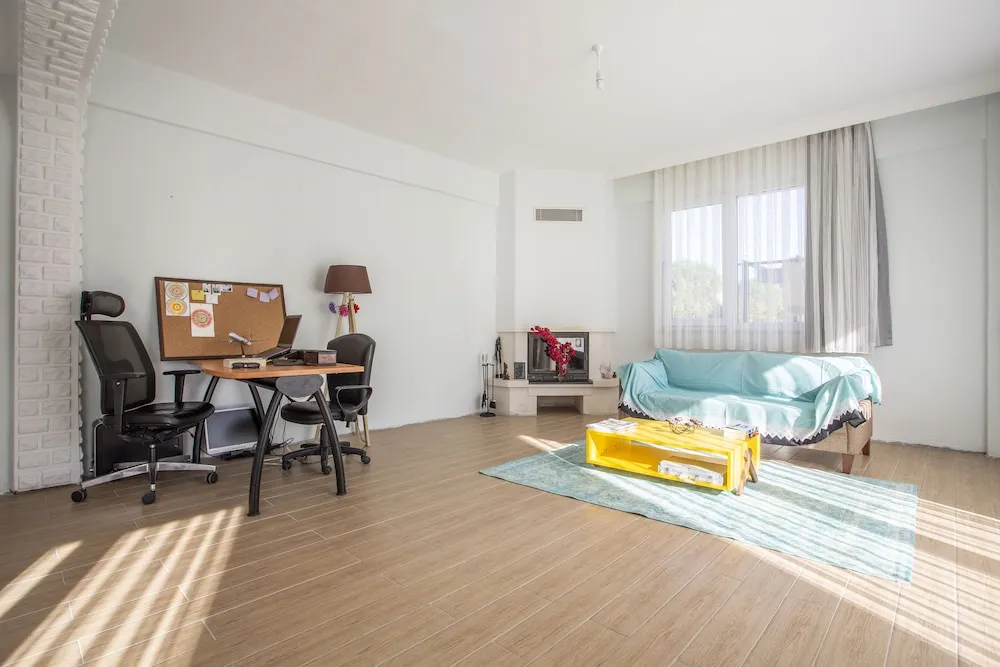 Luna - 2 Bed with Private Garden by the Pool