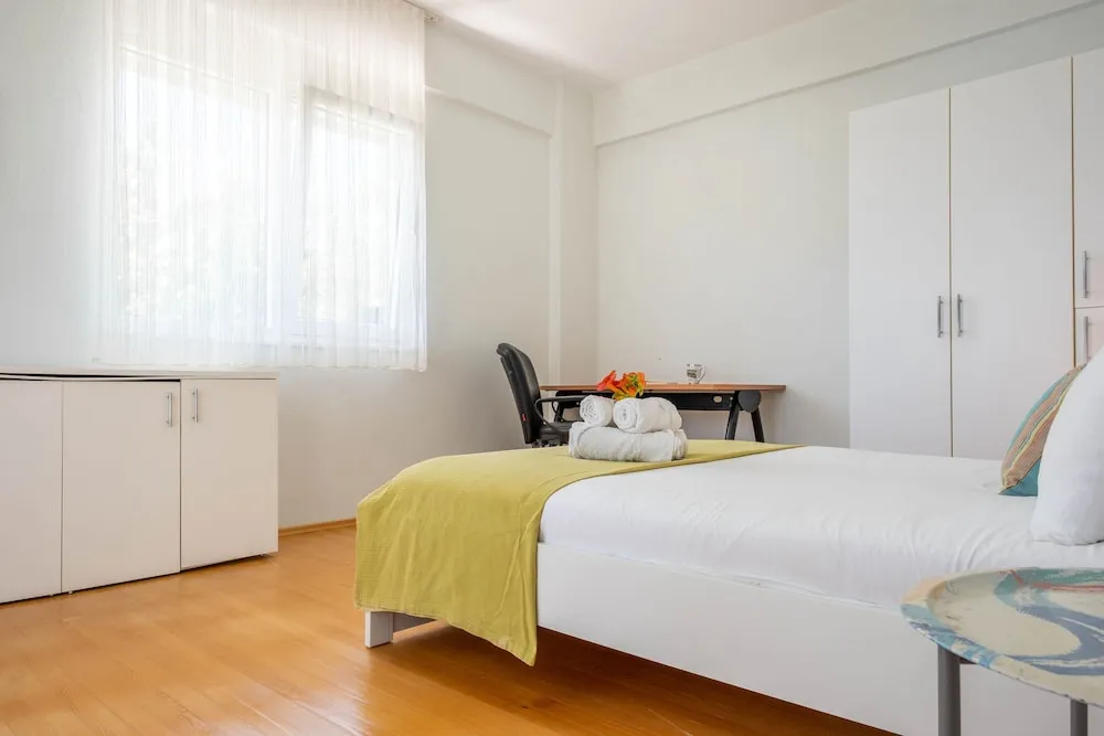 Luna - 2 Bed with Private Garden by the Pool