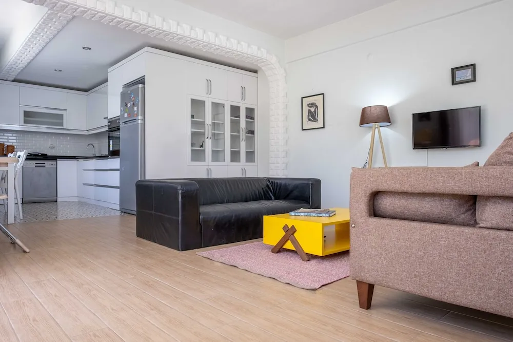 Luna - 2 Bed with Private Garden by the Pool