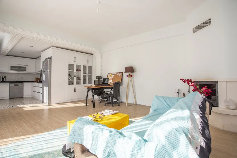 Luna - 2 Bed with Private Garden by the Pool