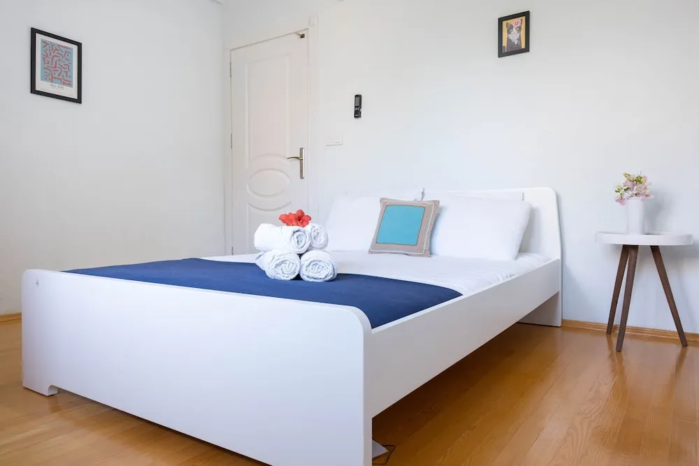 Luna - 2 Bed with Private Garden by the Pool