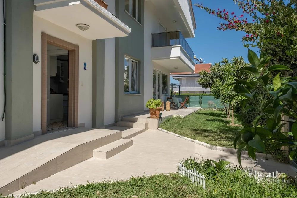 Luna - 2 Bed with Private Garden by the Pool