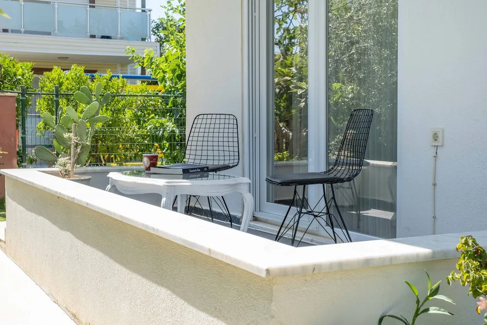 Luna - 2 Bed with Private Garden by the Pool