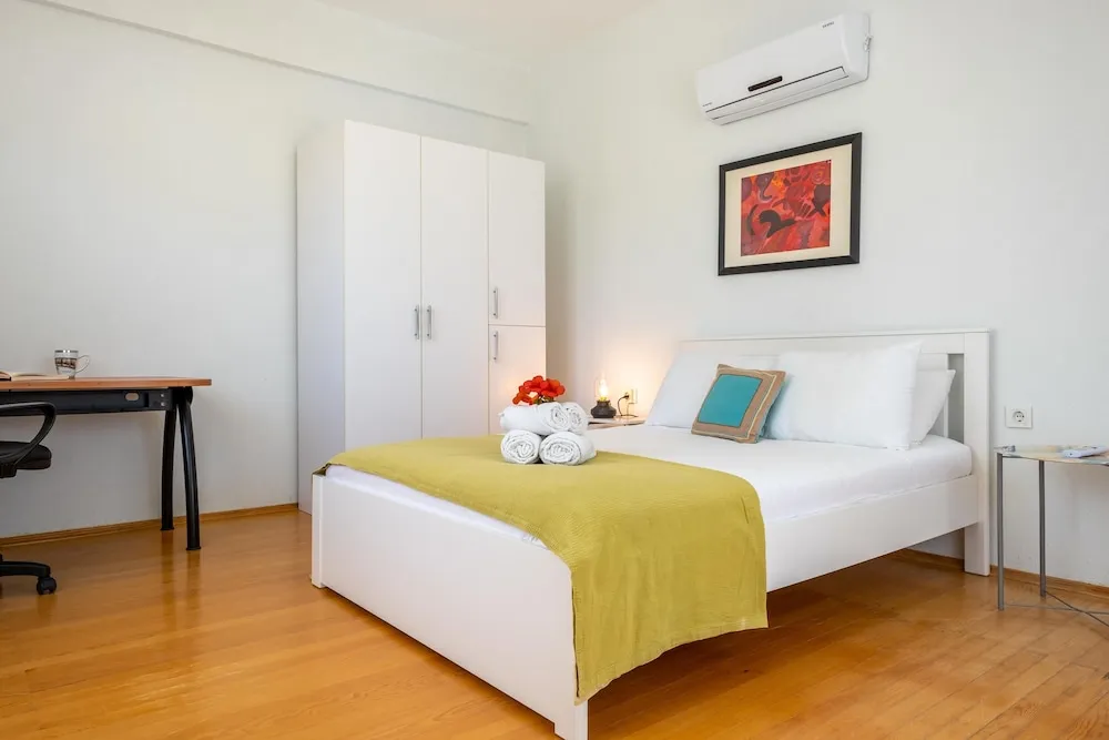 Luna - 2 Bed with Private Garden by the Pool