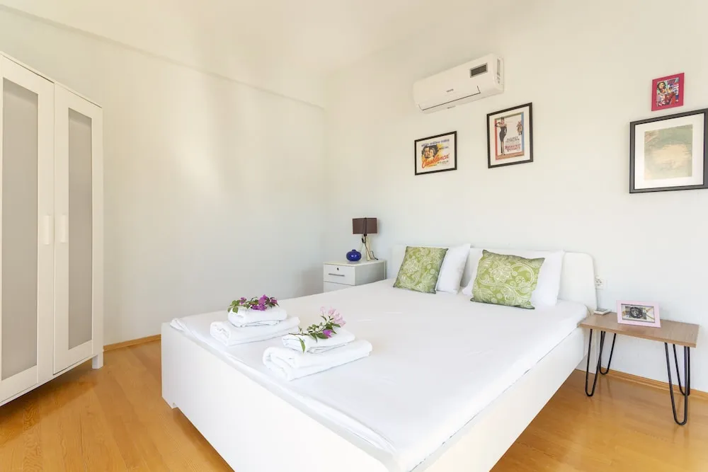 Myra - Duplex 2 Bed Apartment with Pool and 2 Showers