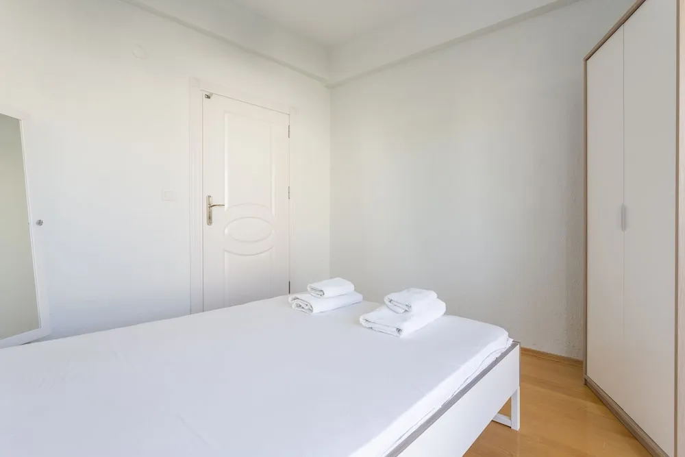 Myra - Duplex 2 Bed Apartment with Pool and 2 Showers